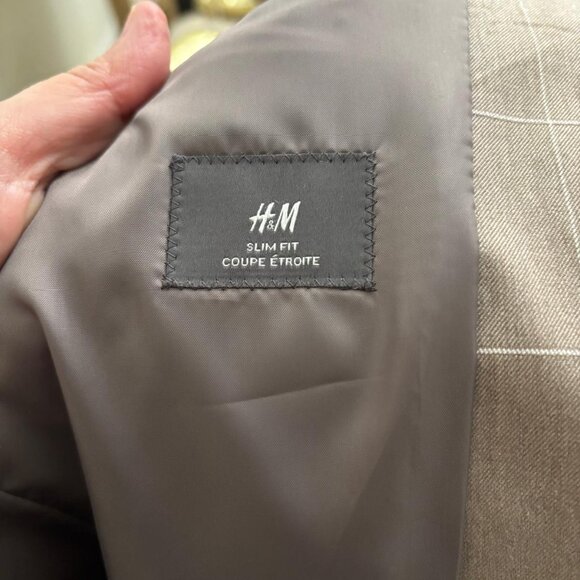 H&M Men’s Suit – Jacket 40R / Pants 30 – Worn Twice – Excellent Condition - Picture 4 of 5